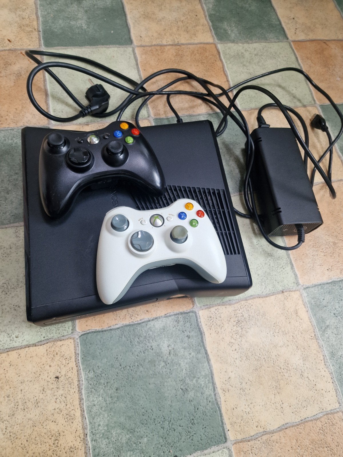 Lot Xbox 360 Slim 250 Go + 2 Manettes Officielles, Games en Spelcomputers, Spelcomputers | Xbox 360, Ophalen of Verzenden
