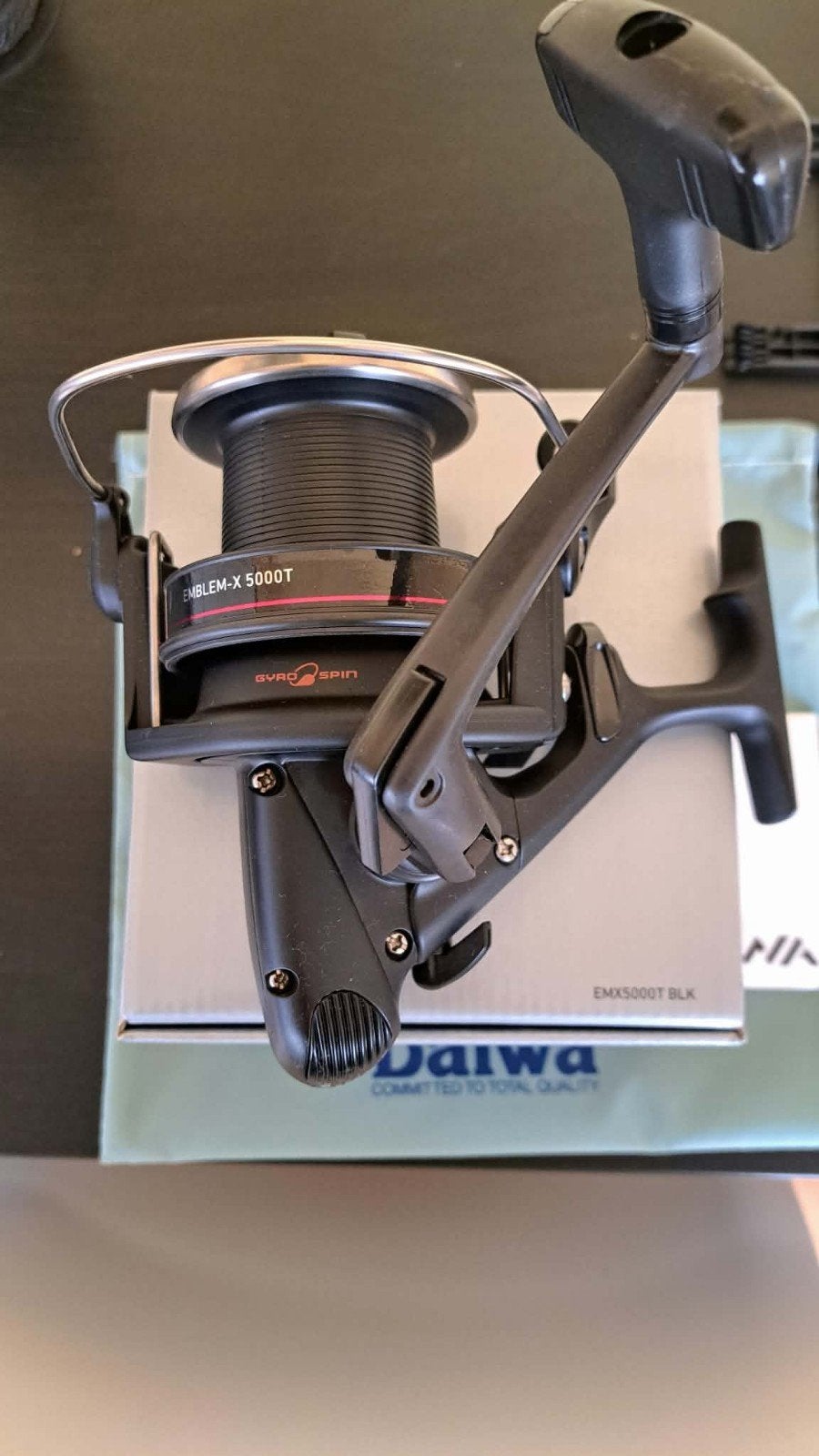 Moulinet carpe Daiwa Emblem X5000T Neuf, Enlèvement, Neuf, Moulinet