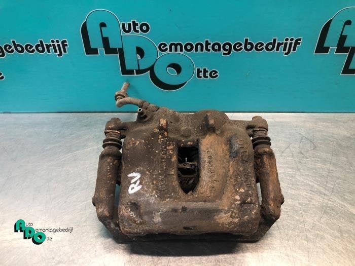 Remklauw (Tang) rechts-voor van een Opel Vivaro (Vivaro 01-), Gebruikt, -, -, Opel