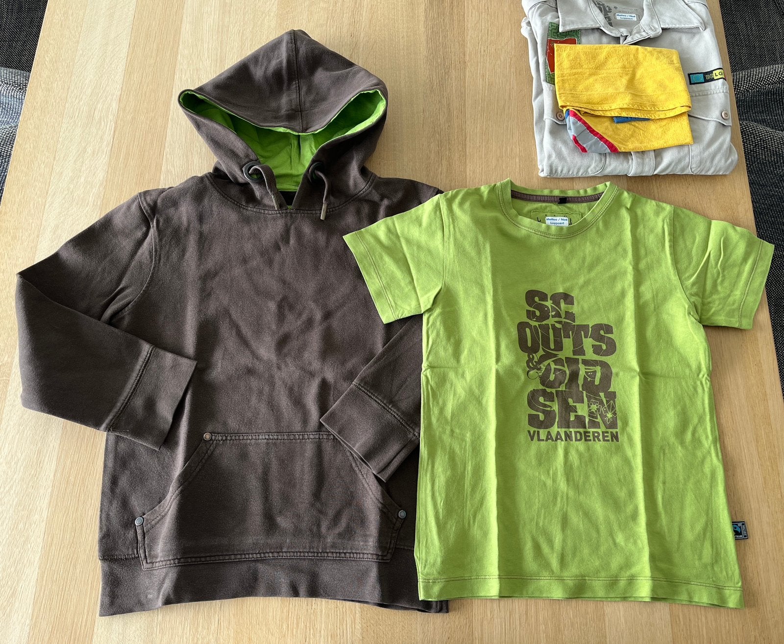 Scoutskledij: scoutshemd, scoutstrui, T-shirt en sjaaltje, Ophalen, Gebruikt, Jongen, Setje
