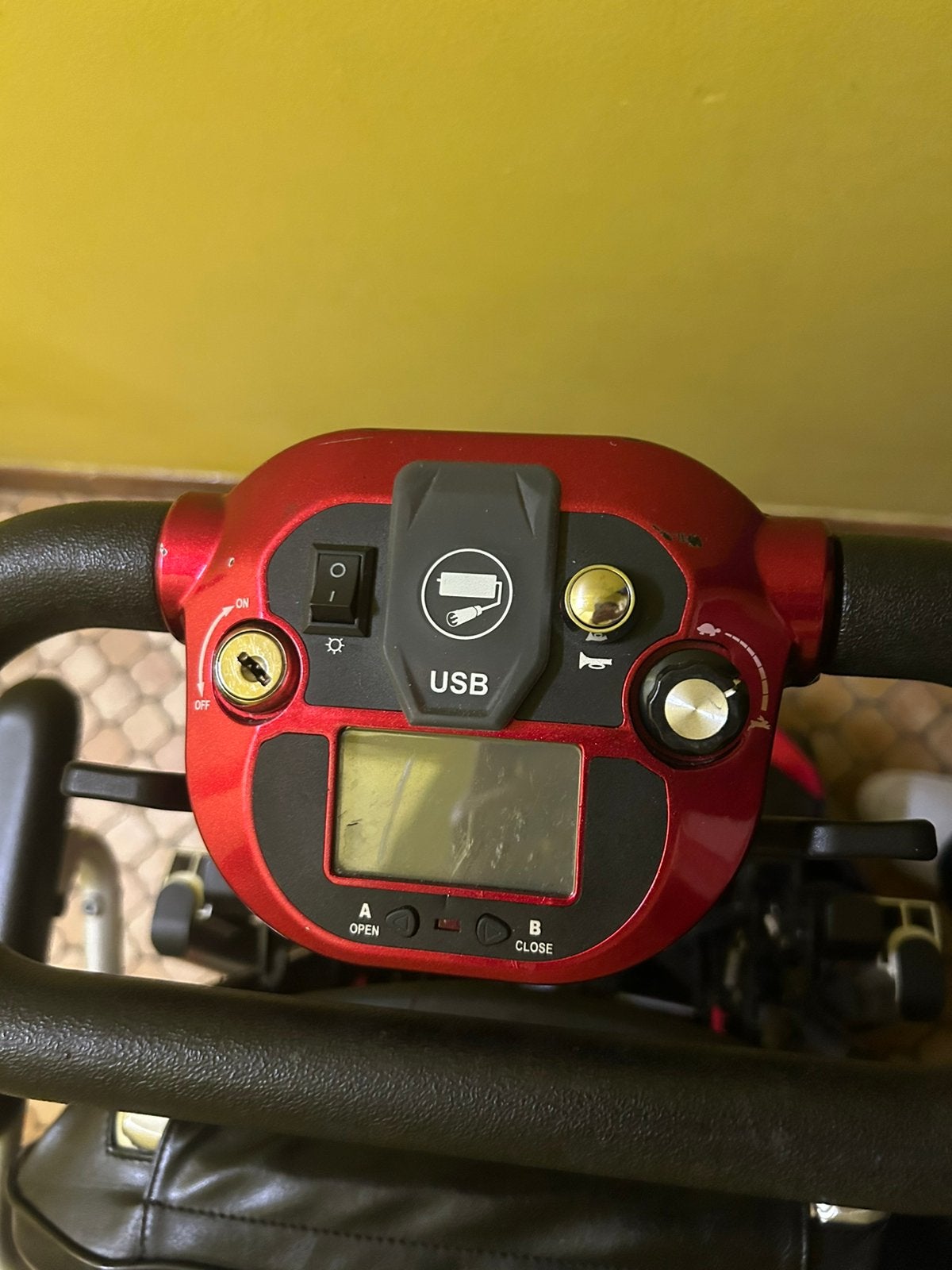 Voiturette électrique pour personne a mobilité réduite, Diversen, Brommobielen en Scootmobielen, Zo goed als nieuw, Ophalen