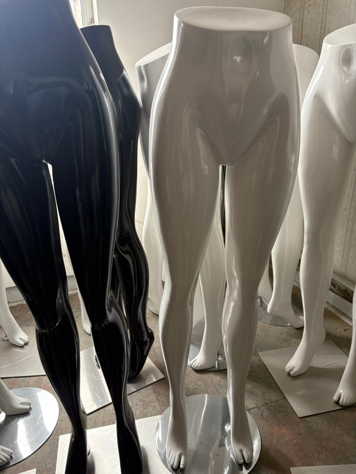 Vrouwelijke etalagepoppen / beenmannequins (Zwart & wit), Ophalen