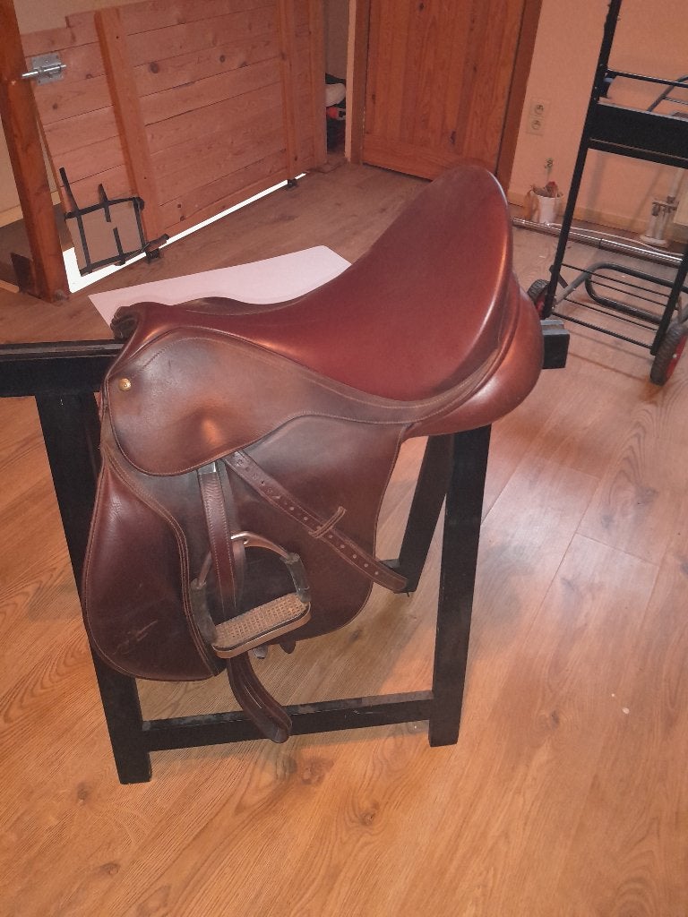 Selle bates mixte 17", Bates, Comme neuf, Enlèvement, Large