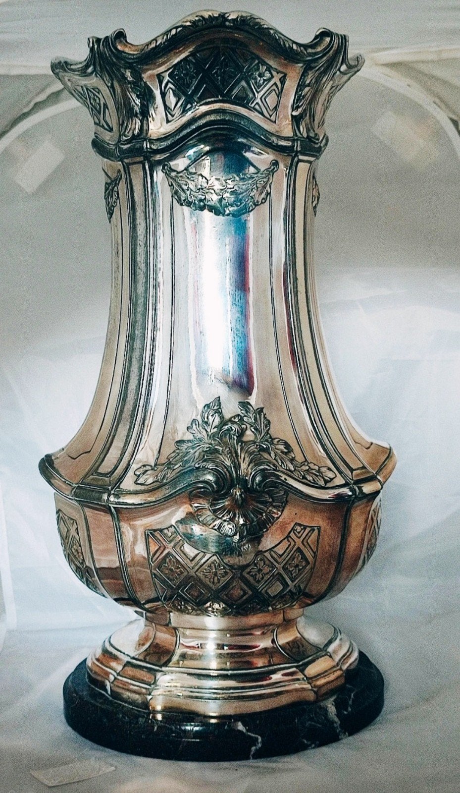 Groot Christofle (Galia) verzilverd vaas op marmeren stand, Ophalen of Verzenden