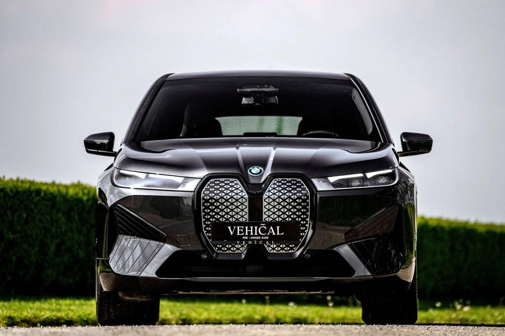 BMW iX xDrive40 M SPORT |PANO|MASSAGE|SOFTCLOSE|TREKHAAK|360, Auto's, BMW, Automaat, Zwart, 326 pk, IX