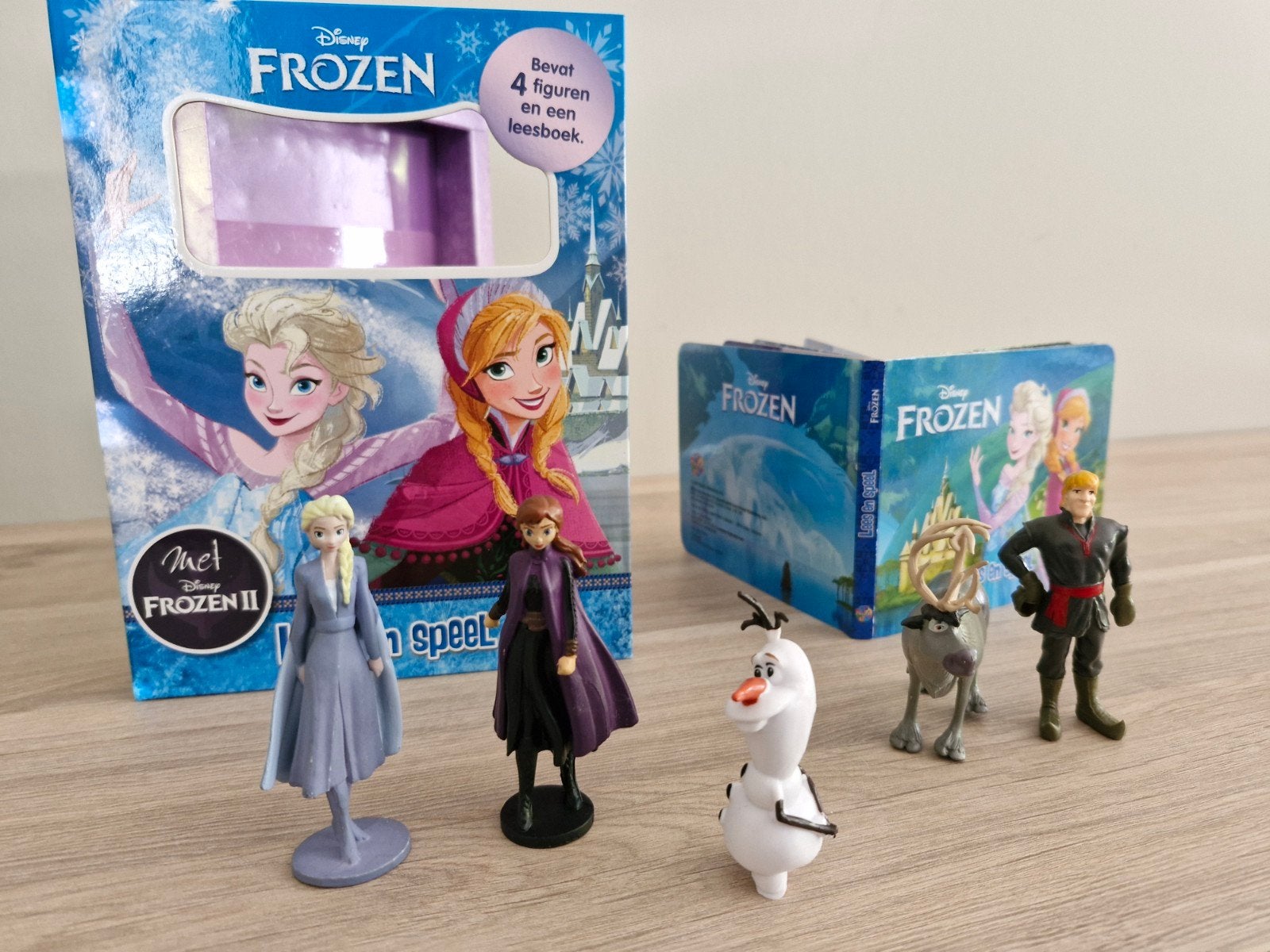 Box met 4 figuren en een leesboekje , Disney Frozen 2, Ophalen of Verzenden, Overige figuren, Zo goed als nieuw, Overige typen