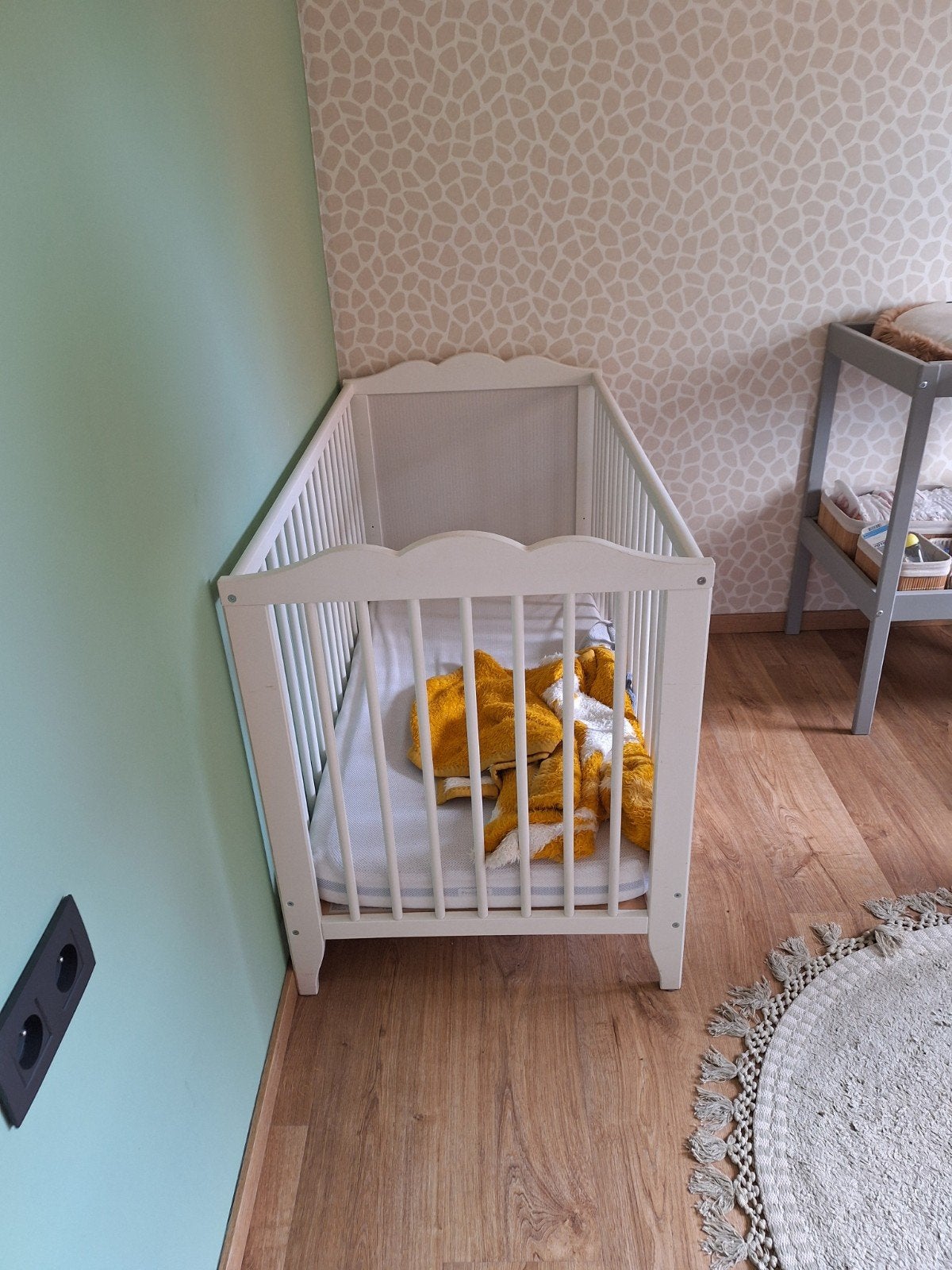 Babybedje - verzorgingstafel - kinderstoel, Ophalen, Zo goed als nieuw, Minder dan 140 cm, Matras
