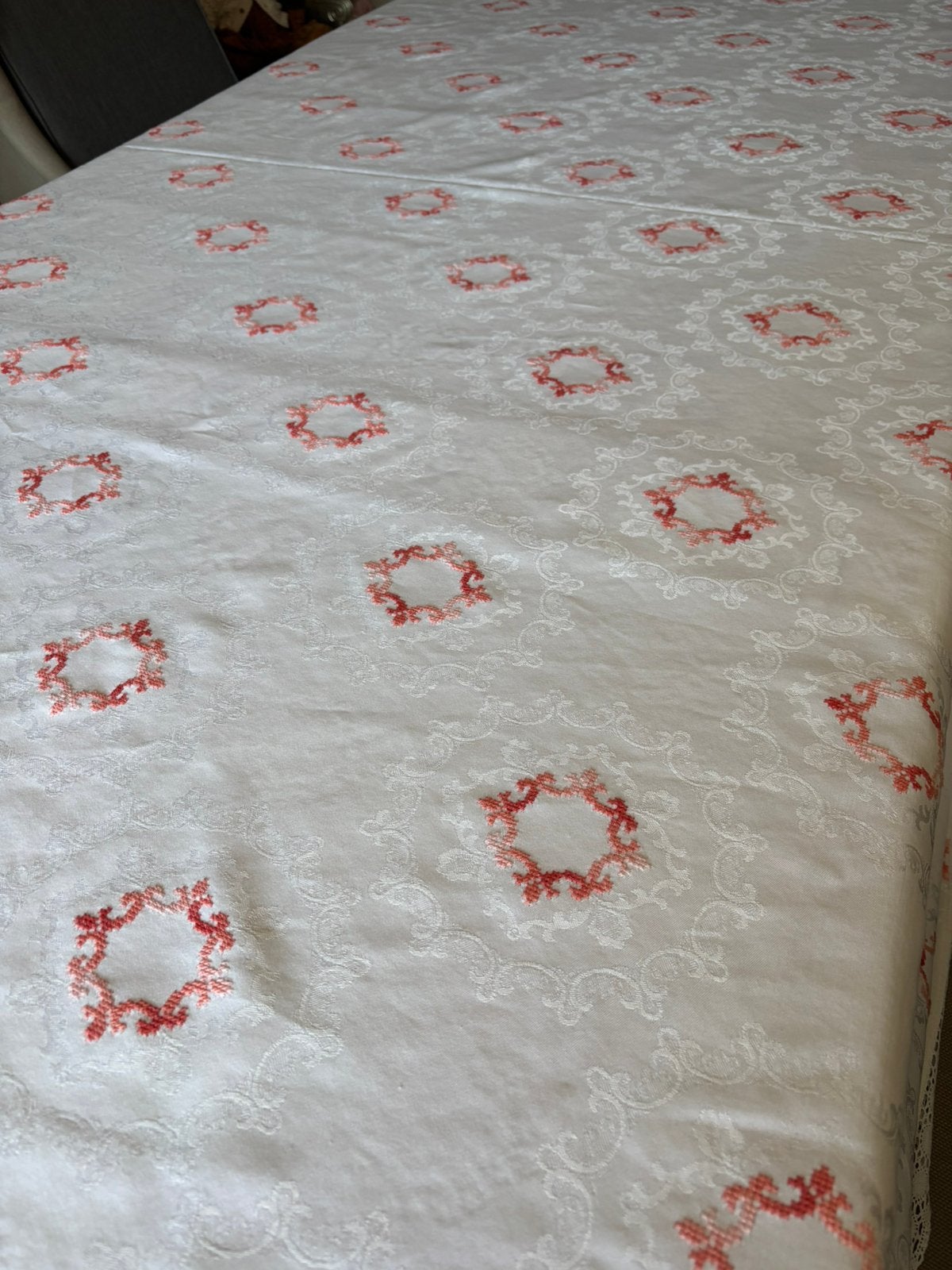 Met de hand geborduurd tafelkleed, Huis en Inrichting, Tafelkleden, Ophalen, 220 cm, Zo goed als nieuw, Geborduurd