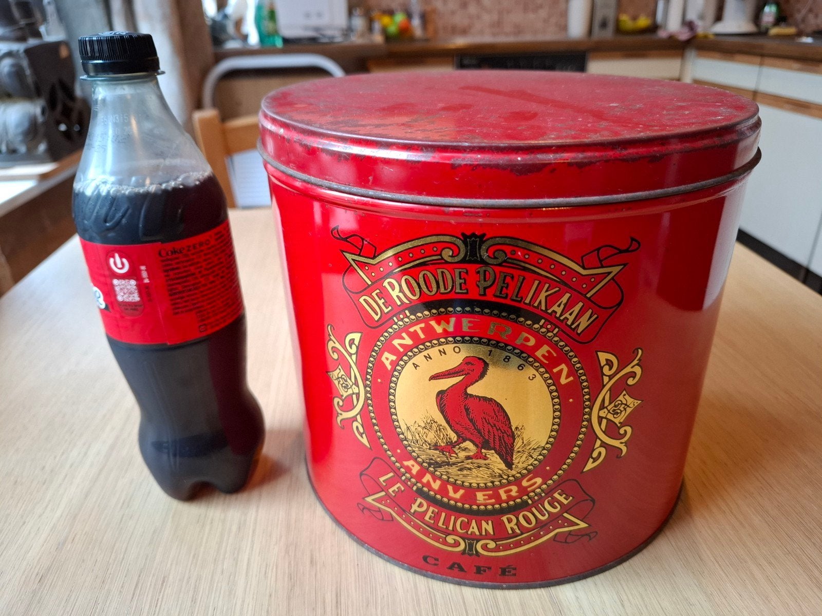 Le Pélican Rouge, Collections, Enlèvement