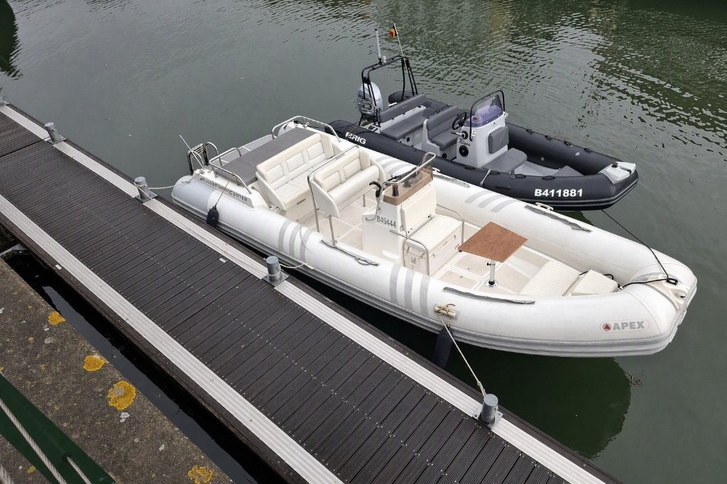 Rubberboot Apex 24, 5.0MPI 260PK incl trailer, Watersport en Boten, Gebruikt, Binnenboordmotor, 1 cm, 260 pk