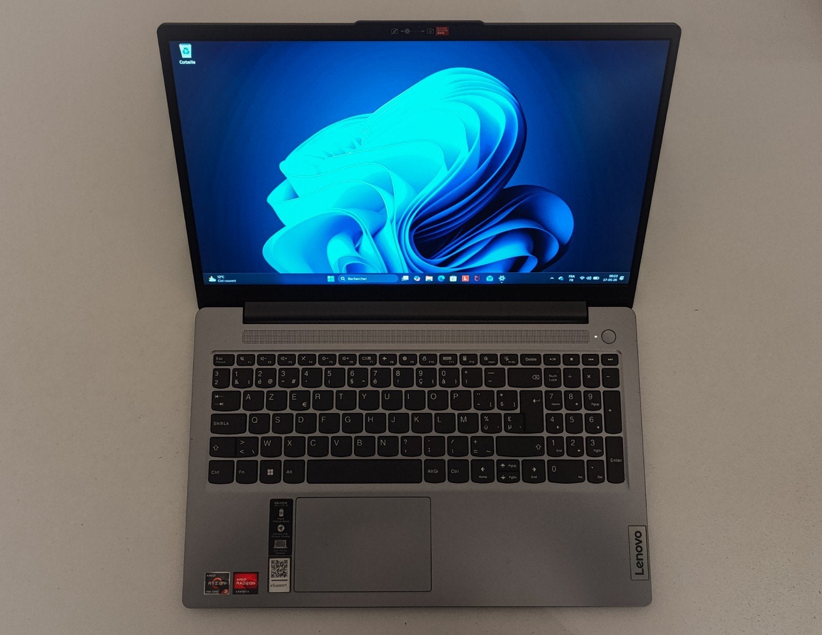 Lenovo IdeaPad Slim 3 2024 | Ryzen 3 7320U, 15 inch, 8 GB, Zo goed als nieuw, SSD