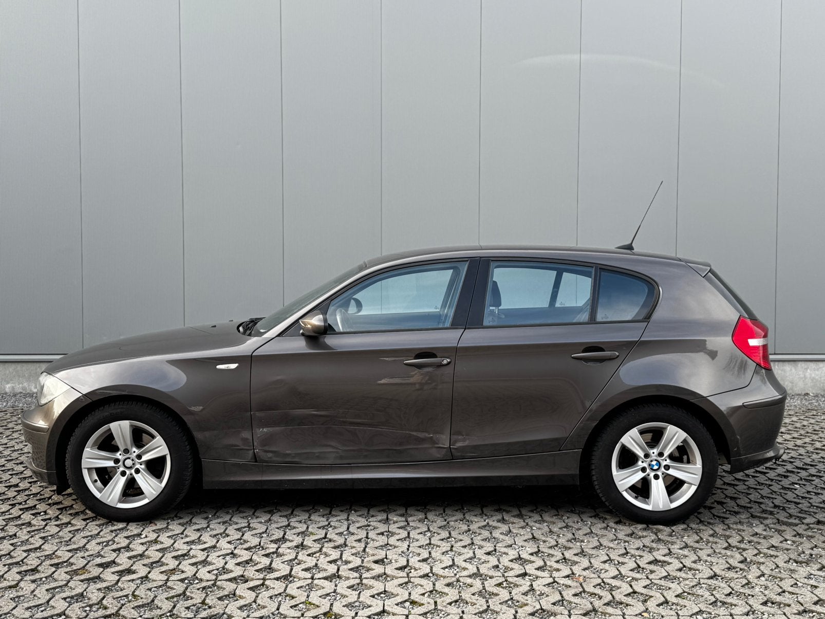 BMW 118i Benzine - Start & Rijdt - €1499, 1 Reeks, LED verlichting, Handgeschakeld, Zilver of Grijs