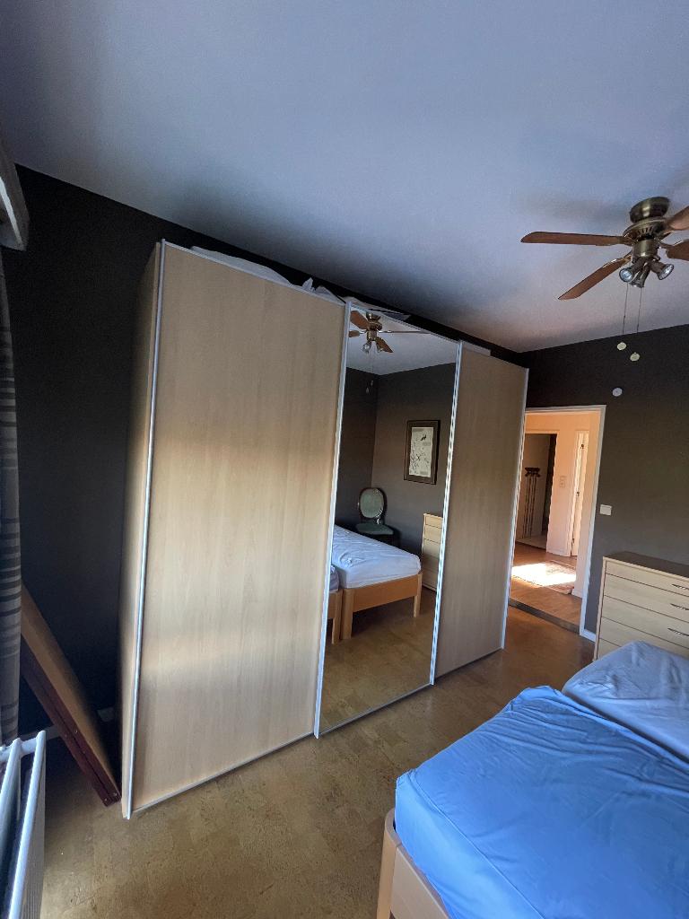 Grote kleerkast met schuifdeuren en spiegel, Met deur(en), 200 cm of meer, Zo goed als nieuw, 200 cm of meer