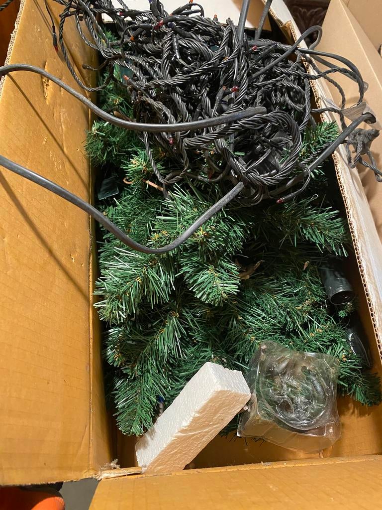 Sapin de noel artificiel et guirlandes, Divers, Enlèvement, Utilisé