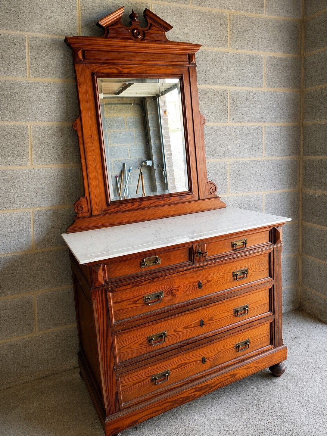 commode met spiegel en marmeren blad, Enlèvement