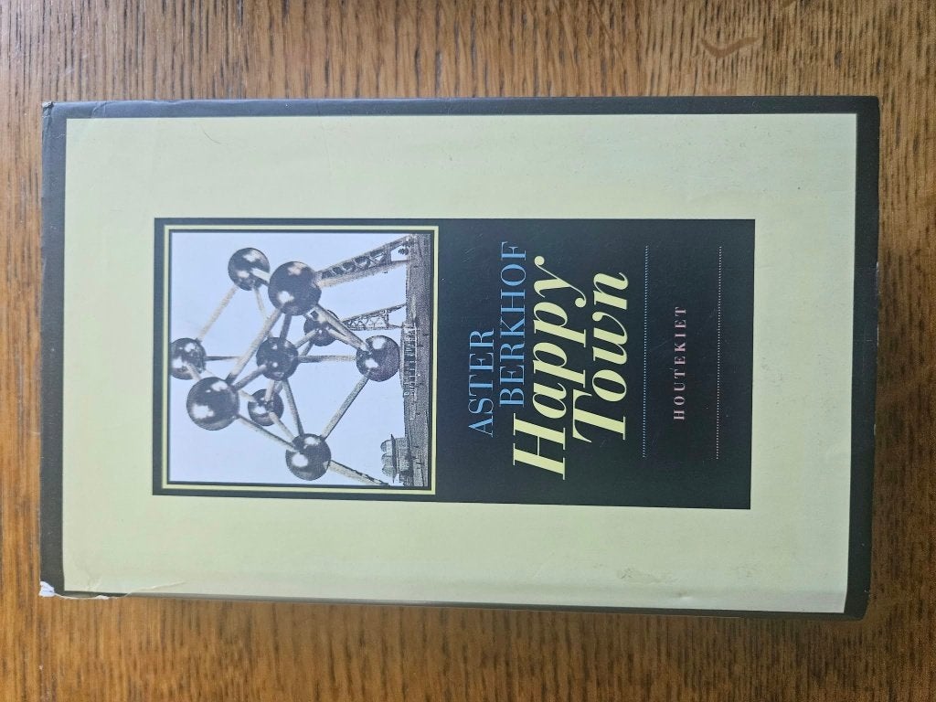 Boek van aster berkhof happy town, Boeken, Ophalen of Verzenden, Zo goed als nieuw, Diverse