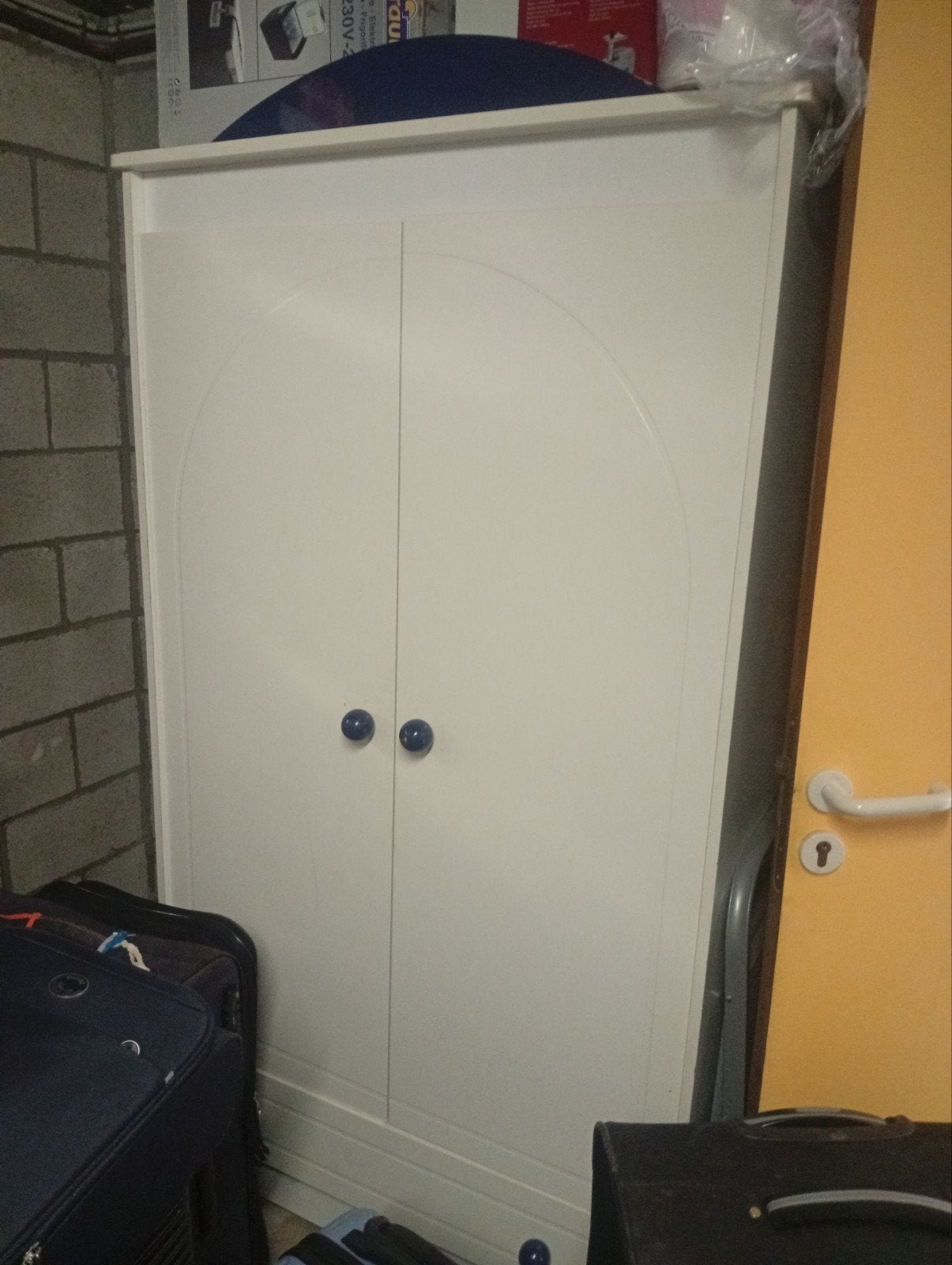 Armoire et Son cadre de lit