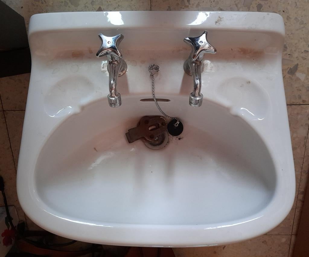 Lavabo met kranen, Enlèvement