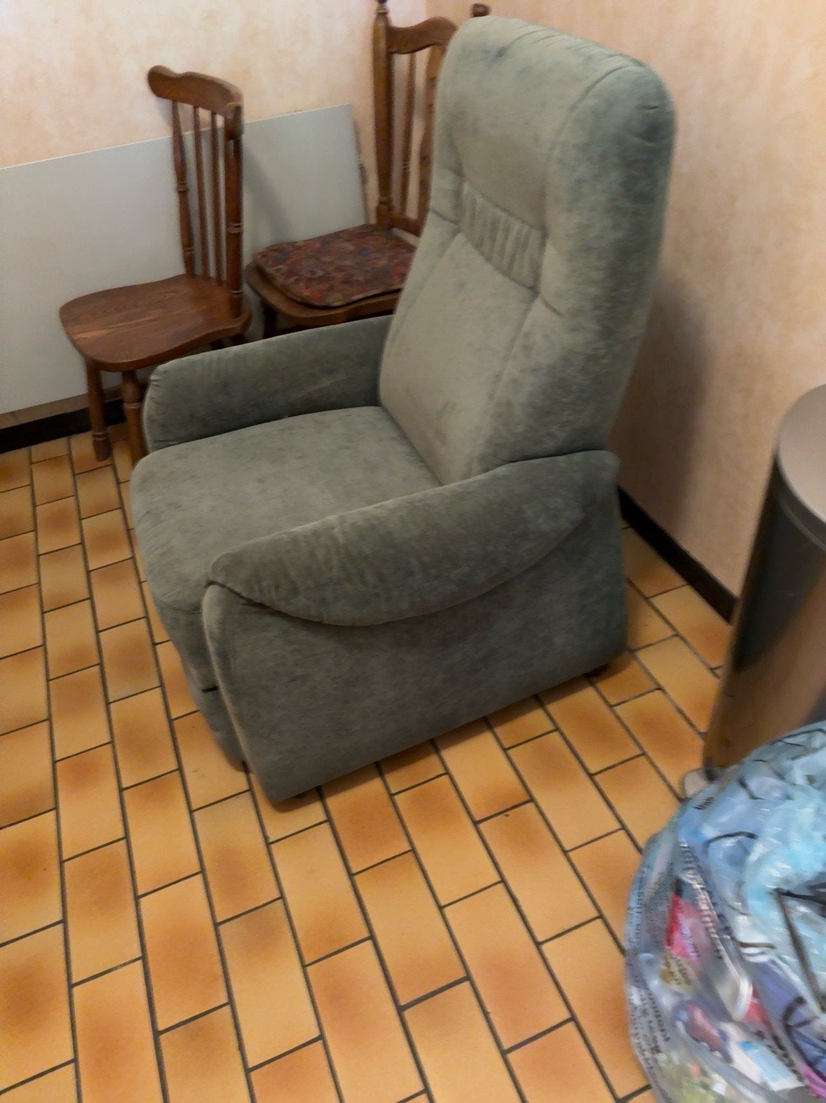 Comfortabele relaxfauteuil met uitschuifbare voetensteun, Ophalen, Zo goed als nieuw