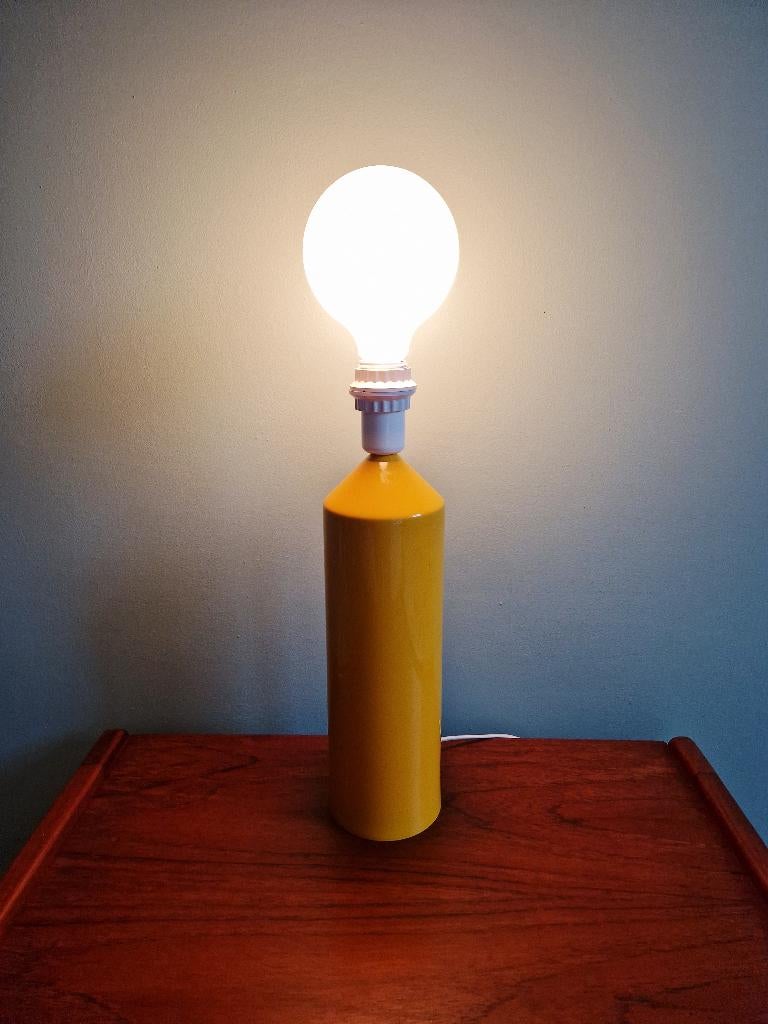 Lampe de table vintage en métal laqué jaune, Enlèvement ou Envoi