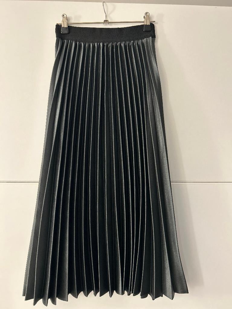 Only zwarte midi plooirok, Zwart, Zo goed als nieuw, Knielengte, Maat 34 (XS) of kleiner