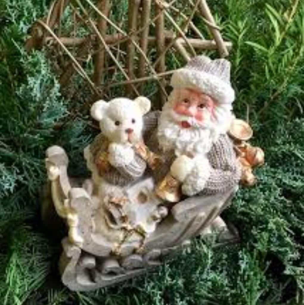 Kerst beeld Kerstman samen met beer op slee, Ophalen of Verzenden, Nieuw