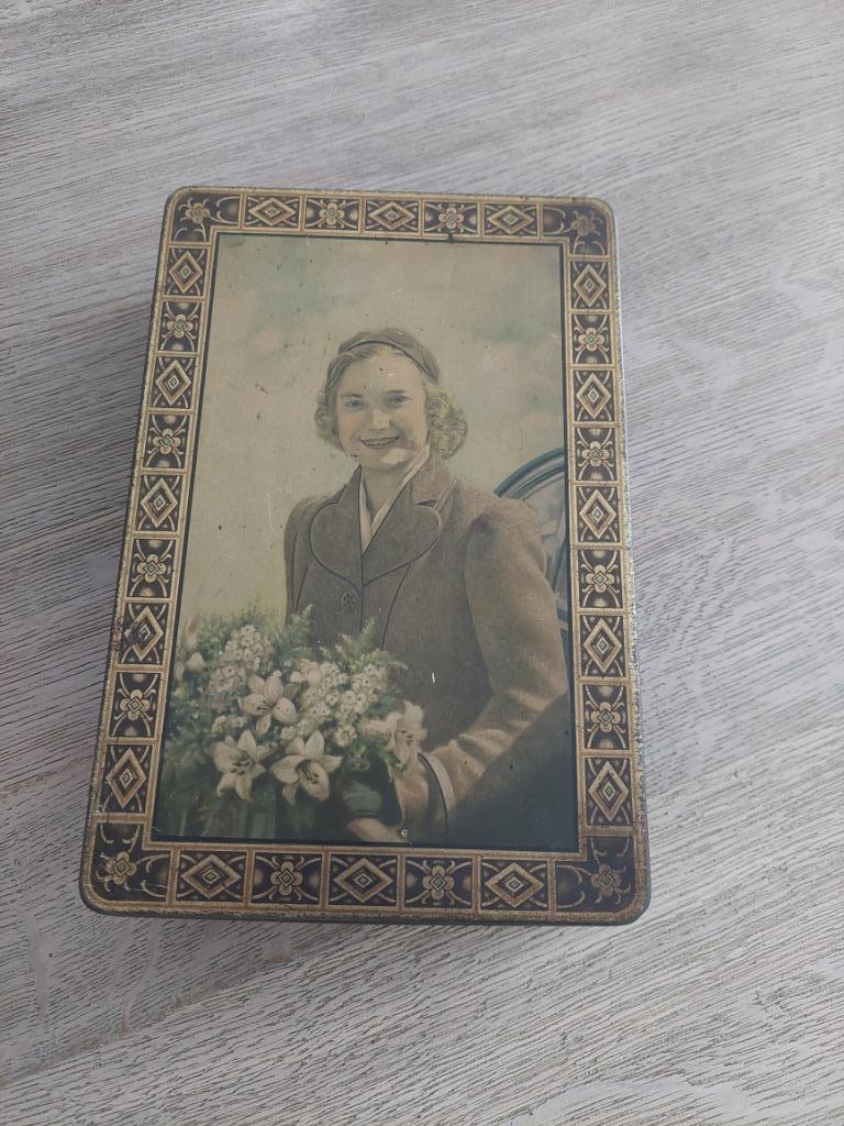 oude blikken doos  koningin Astrid, Verzamelen, Ophalen of Verzenden, Gebruikt, Koek(jes), Overige merken