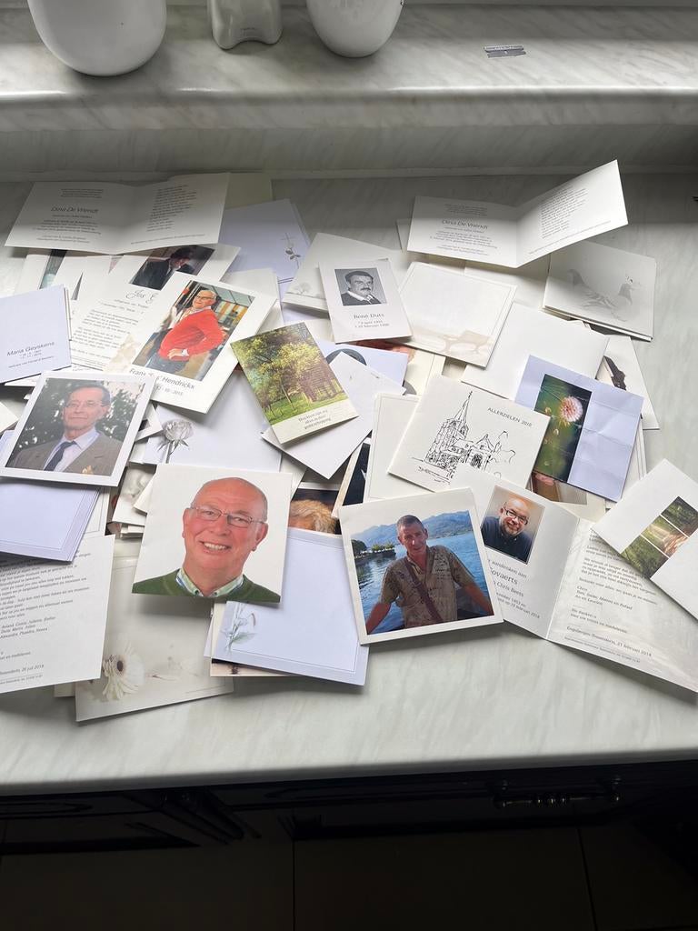 130 bidprentjes , doodsbeeldjes, Verzamelen, Bidprentjes en Rouwkaarten, Ophalen
