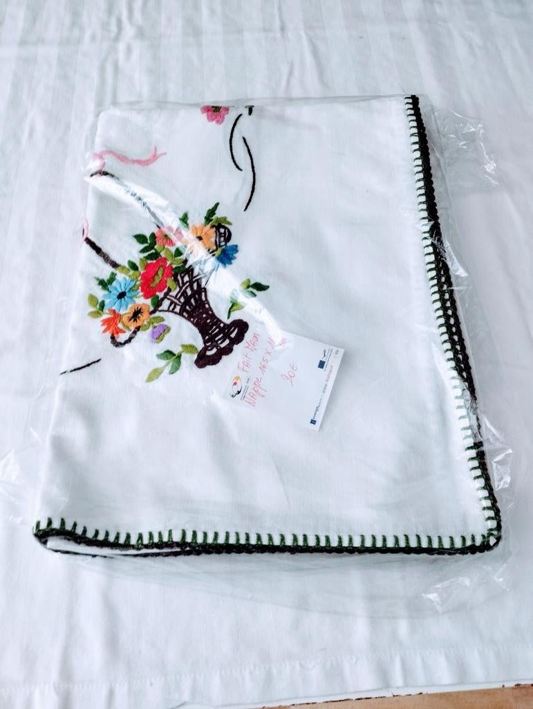 Nappe brodée FAIT MAIN 165 X 124 cm, Enlèvement, Comme neuf