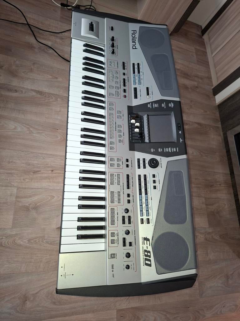 Roland e80, Musique & Instruments, Enlèvement, Roland, Avec pied