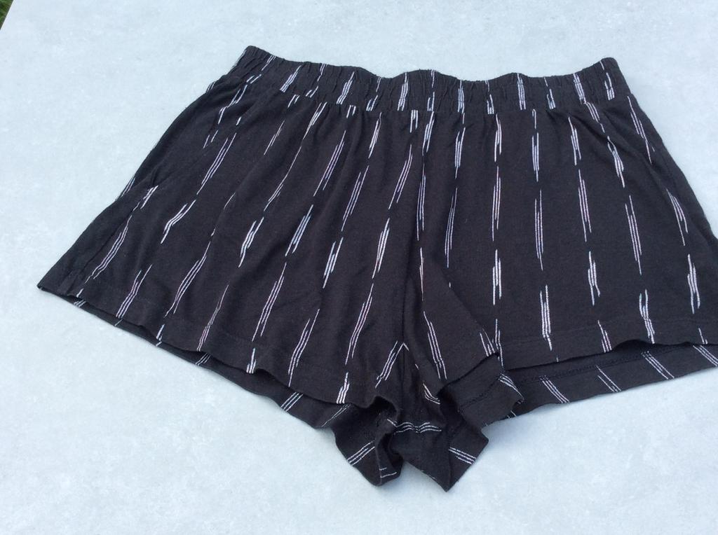 Zwarte short met decoratieve lijnen, Kleding | Dames, H&M, Kort, Zwart, Ophalen of Verzenden
