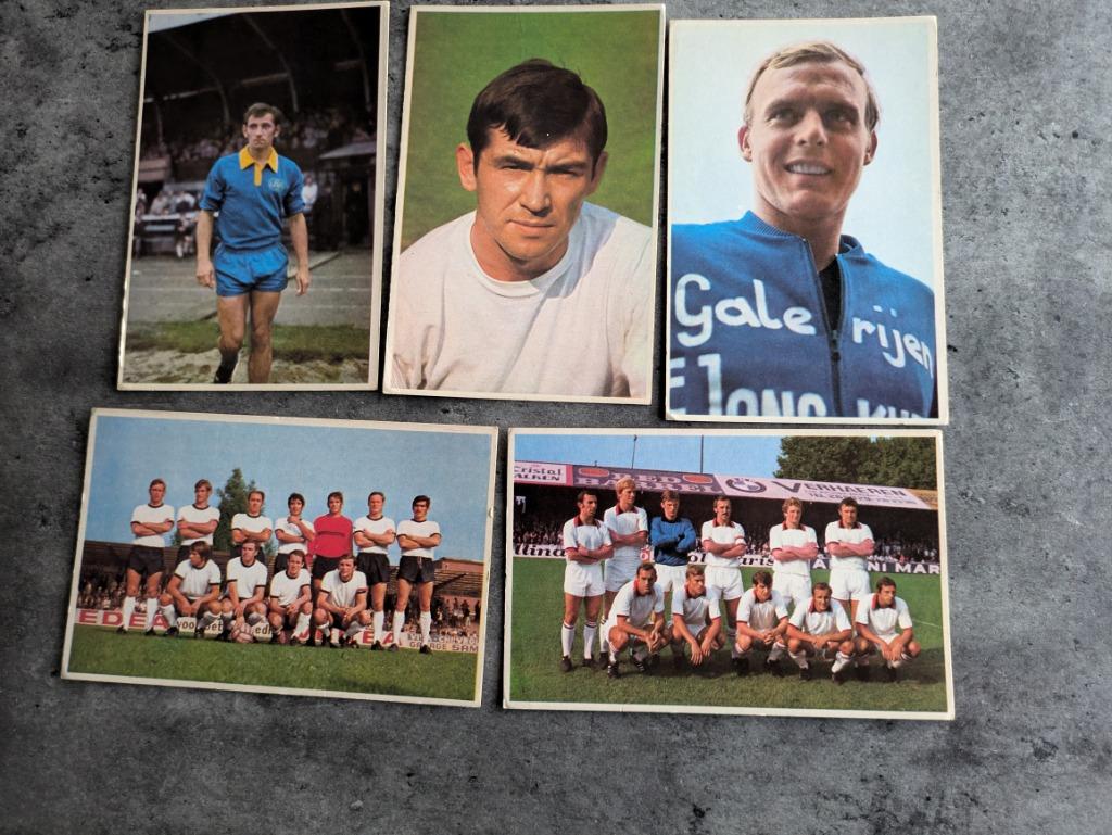 POSTKAARTEN VOETBAL  SPELERS TEAMS  EIND JAREN 60 5X, Verzenden