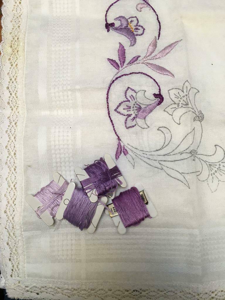 Theenap  klein stukje genaaid met kant aangezet, Comme neuf, Broderies à la main, Set à broder