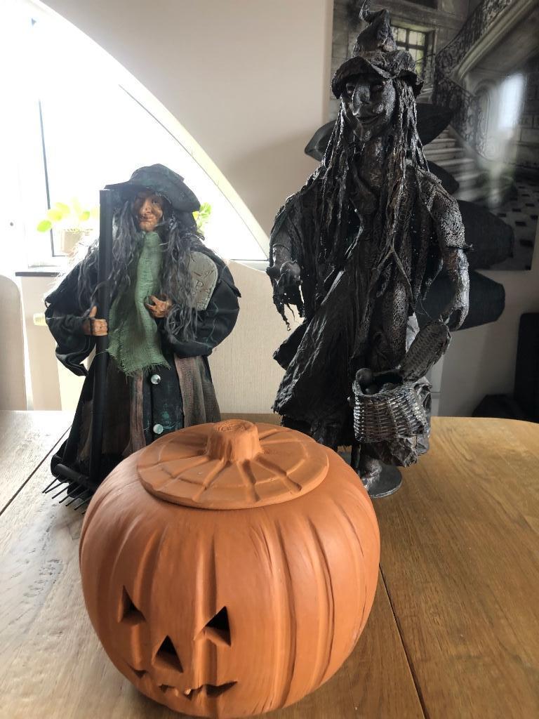 Halloween decoratie 2 heksen + stenen pompoen, Ophalen of Verzenden, Nieuw, Feestartikel