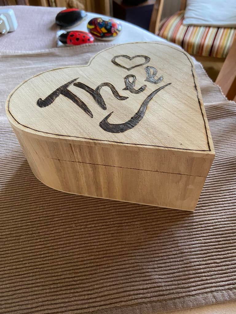 Houten theekistje. Gepyrograveerd. Hartje kan in kleur. 💝, Hobby en Vrije tijd, Theezakjes, Ophalen, Opbergdoos