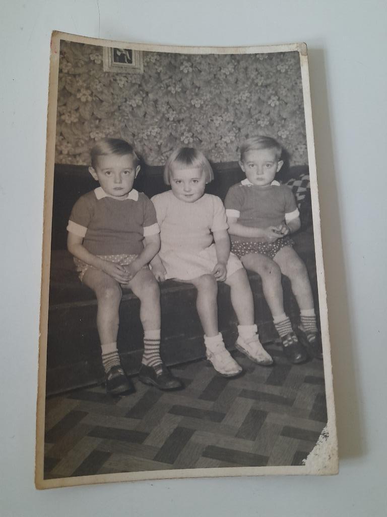 Postkaart - kinderen / drieling  1950, Verzamelen, Postkaarten | Themakaarten, Ongelopen, 1920 tot 1940, Kinderen, Ophalen of Verzenden