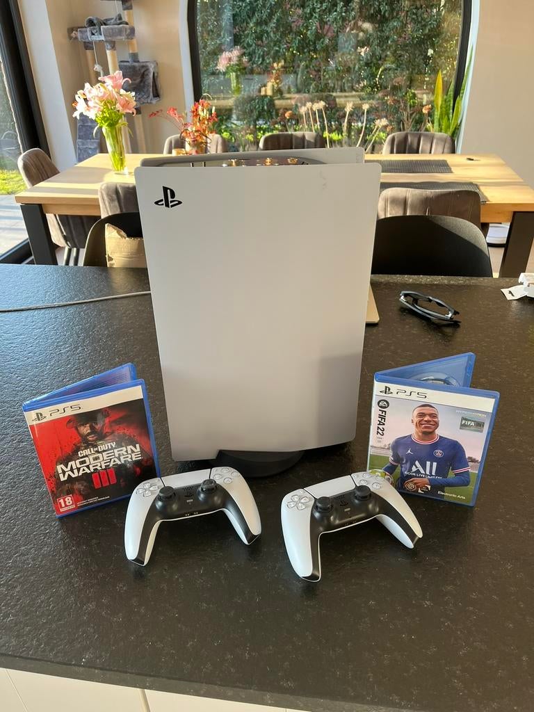 Ps5 met twee controllers en 2 games, Enlèvement, Utilisé