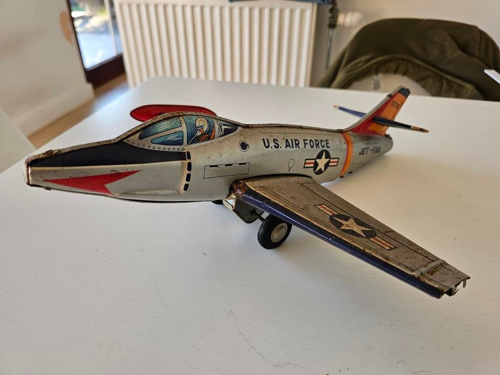 Blikken vliegtuig U.S. AIR FORCE JET F8A, Enlèvement ou Envoi