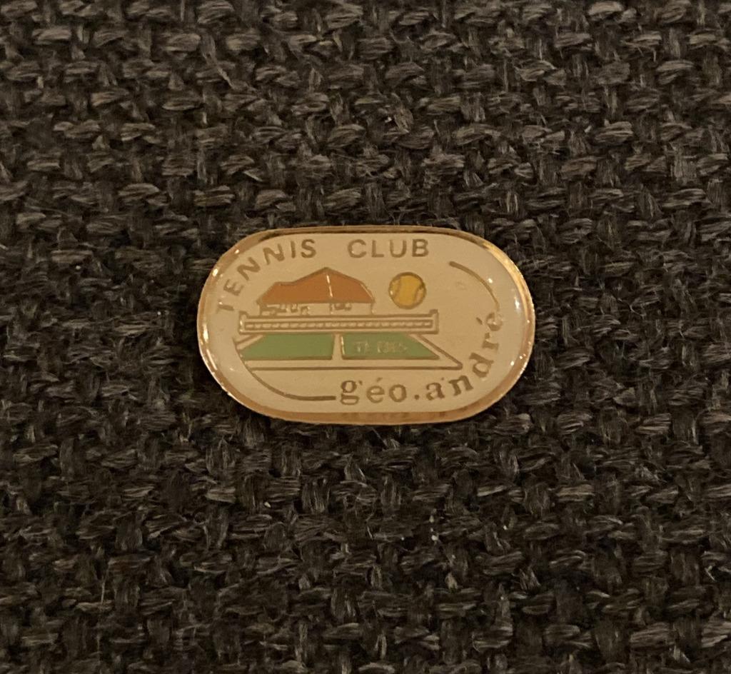 PIN - TENNIS CLUB - GEO ANDRE, Envoi, Utilisé, Sport, Insigne ou Pin's