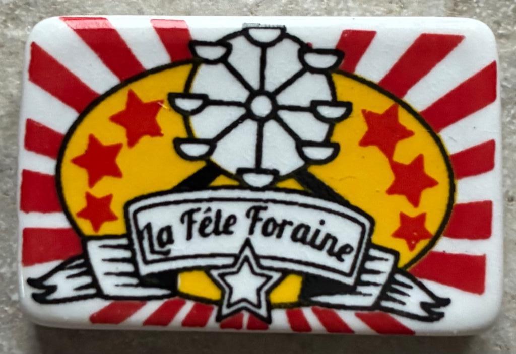 Fève série La fête foraine - rouge / jaune / blanc / noir -, Collections, Enlèvement ou Envoi, Comme neuf