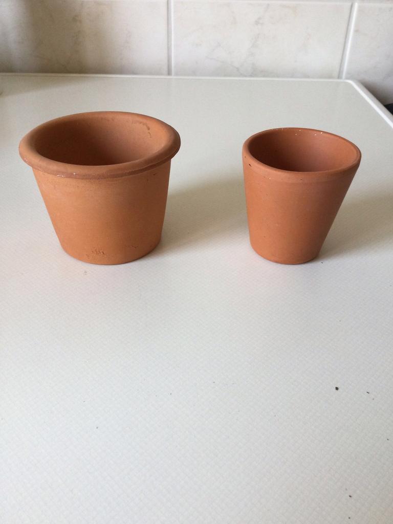 Twee terracotta bloempotten - cachepots, Tuin en Terras, Bloempotten, Gebruikt, Terracotta, Ophalen of Verzenden