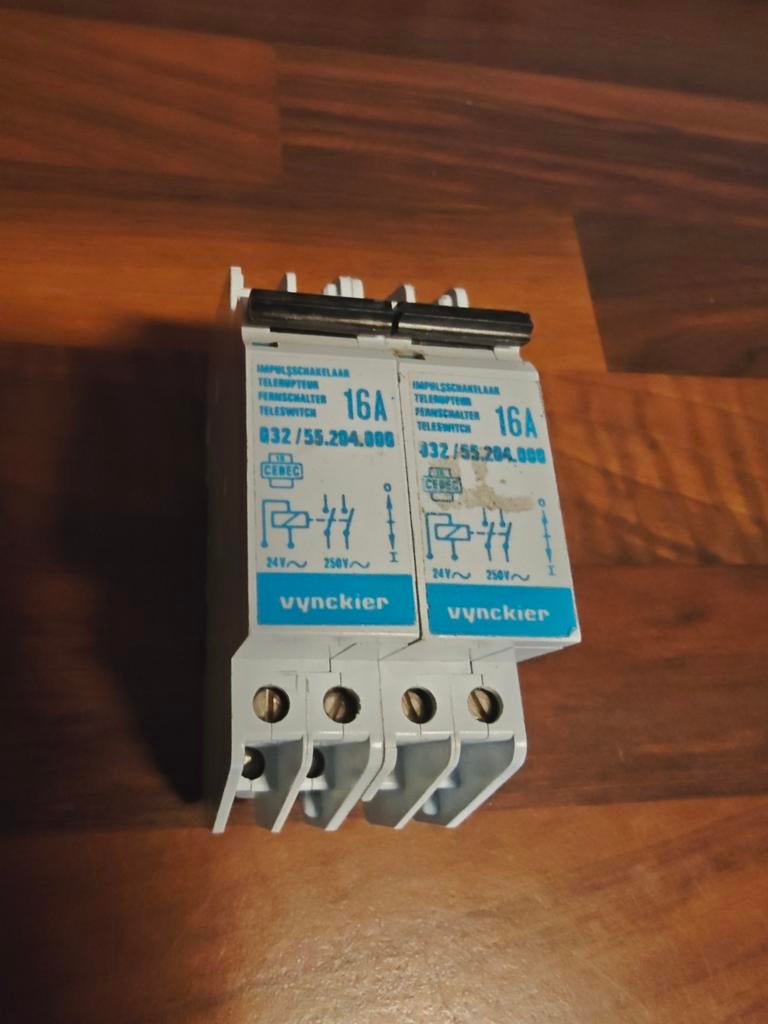 Impulsschakelaar - teleruptor 250V/24V 16A dubbelpolig., Enlèvement ou Envoi, Utilisé, Interrupteur