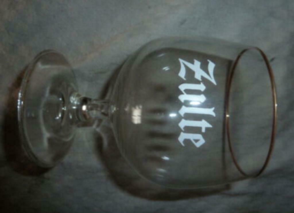 #D bier glas ZULTE ; op voet met gouden rand, Ophalen of Verzenden, Gebruikt, Bierglas