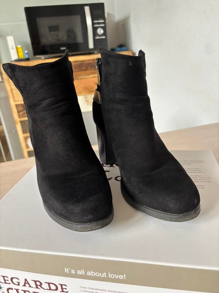 Bottillons de marque -regarde le ciel- daim noir p39., Ophalen, Zo goed als nieuw, Zwart