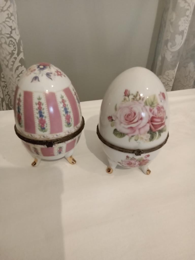 2 porseleinen eieren. Faberge stijl. WJ., Antiek en Kunst, Ophalen of Verzenden