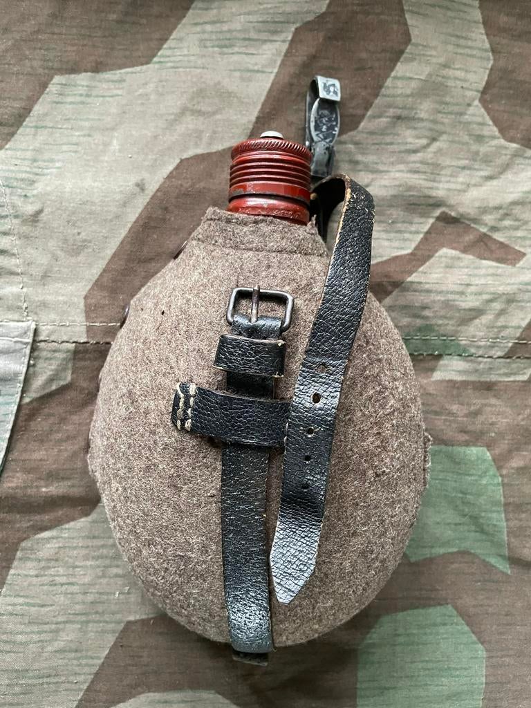 Laatoorlogse rood geëmailleerde Veldfles Duits WW2, Verzamelen, Militaria | Tweede Wereldoorlog, Landmacht, Overige typen, Verzenden