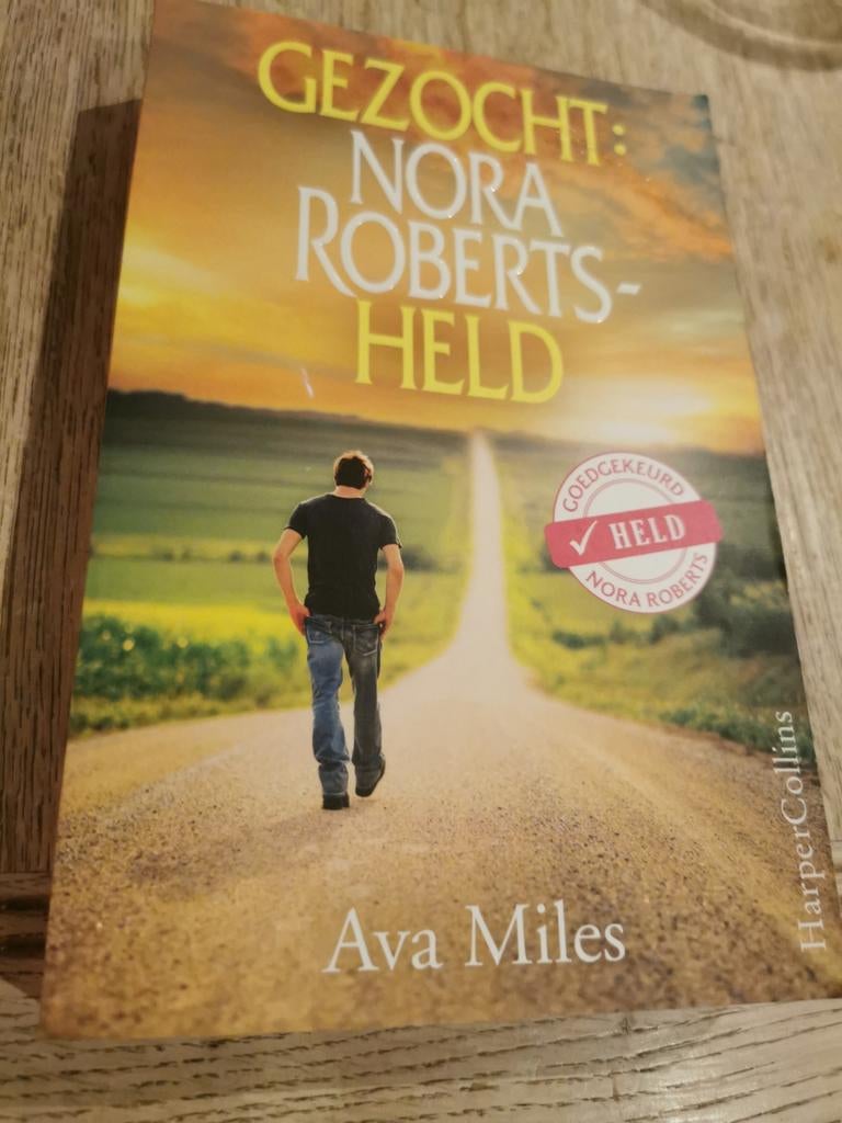 Ava Miles - Gezocht: Nora Roberts-held, Boeken, Ophalen of Verzenden, Zo goed als nieuw, Ava Miles