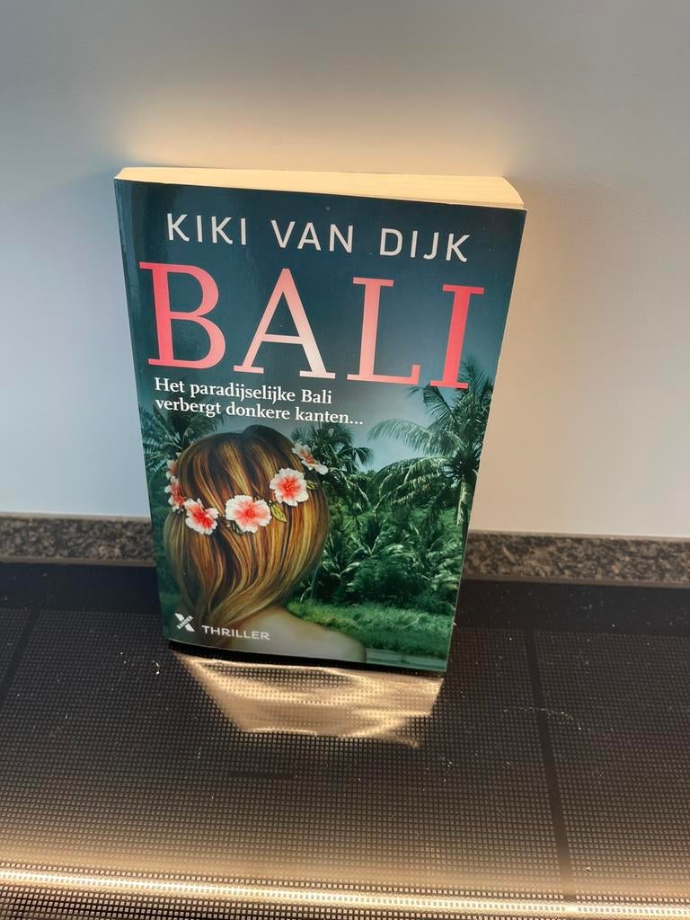 Kiki van Dijk - Bali Psychologische Thriller vakantieboek, Ophalen of Verzenden, Zo goed als nieuw, Kiki van Dijk