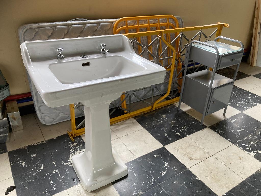 Antieke lavabo + voet en vintage ziekenhuisbed + nachtkastje, Ophalen
