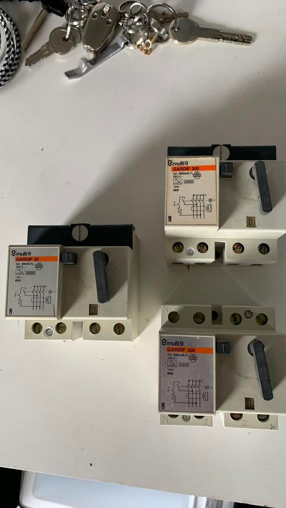 3 interrupteurs différentiels 40A, Bricolage & Construction, Enlèvement ou Envoi, Comme neuf